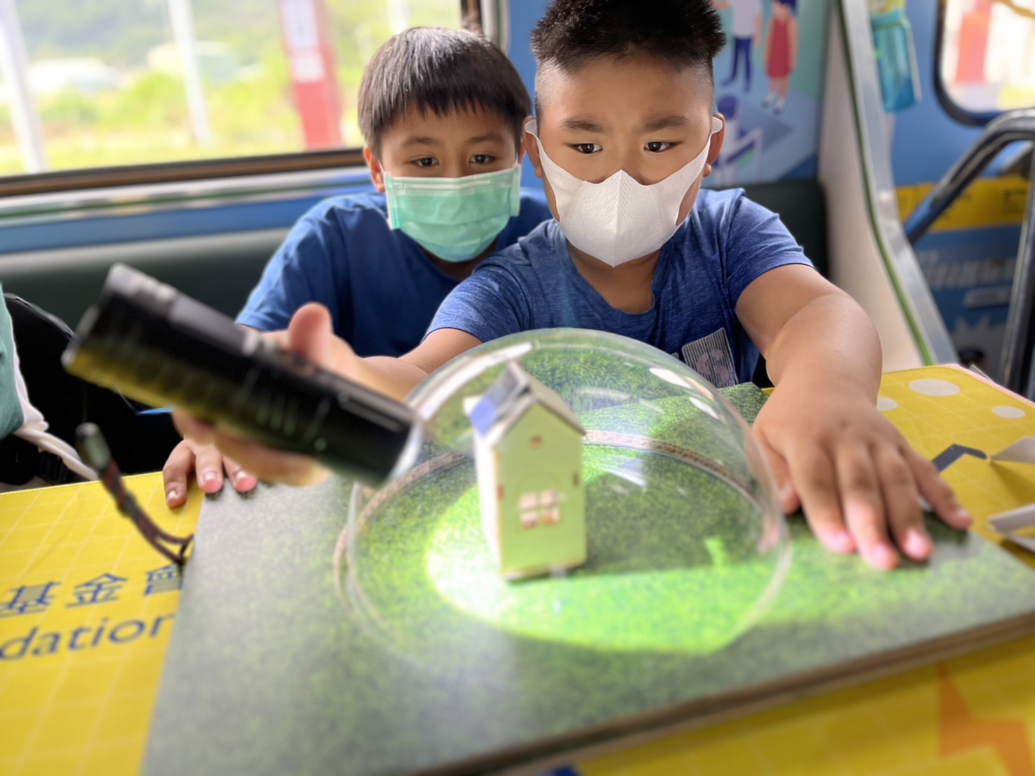 圣淘沙參與基礎科學主題車廂，以STEAM教學精神，設計「逐日科學家」、「太陽能工程師」以及「淨零建築師」三大能源科普課程和實驗