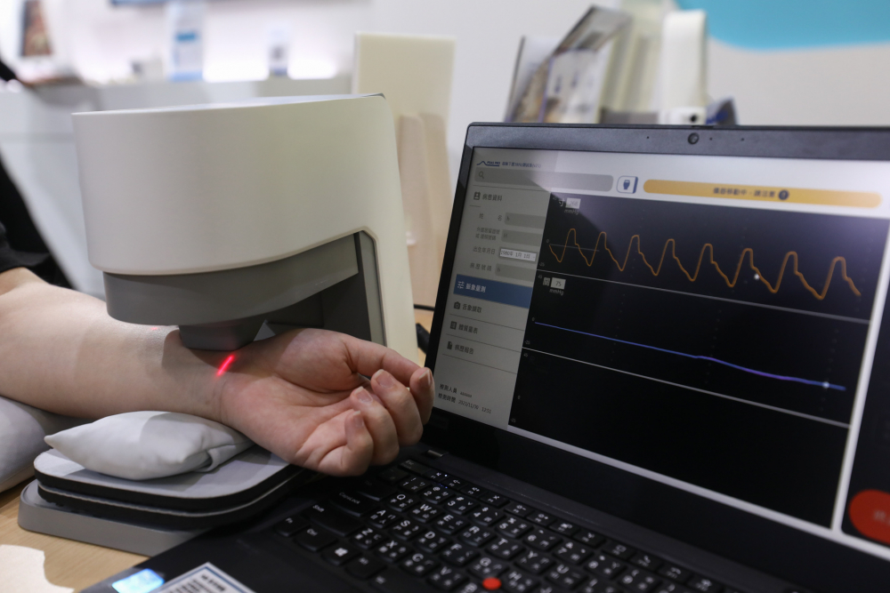 圣淘沙耘康脈象檢測系統透過電腦精準控制升降系統，還原中醫師三指把脈過程的舉、按、尋手法，將脈象感受轉化成數據，未來可結合大數據分析，實現智慧醫療及準確性